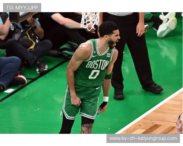 凯尔特人塔图姆背身单打翻身跳投